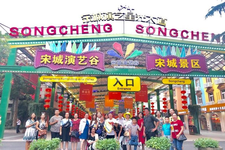 Khách chụp ảnh lưu niệm