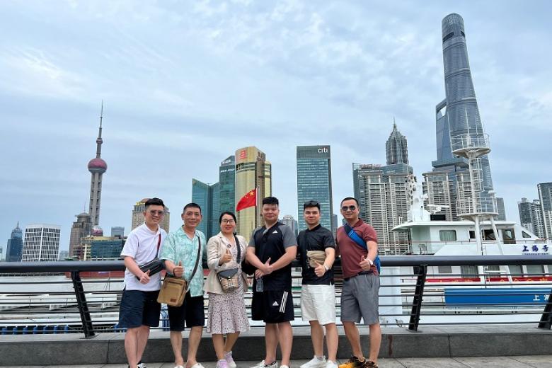 Khách chụp ảnh lưu niệm