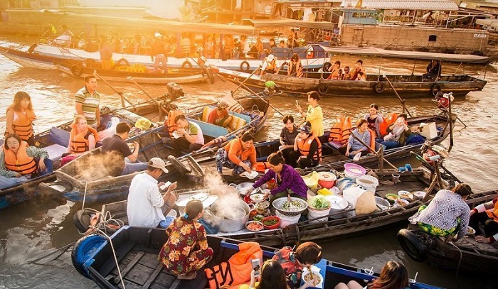 ăn hủ tiếu trên sông tour du lịch Cần Thơ
