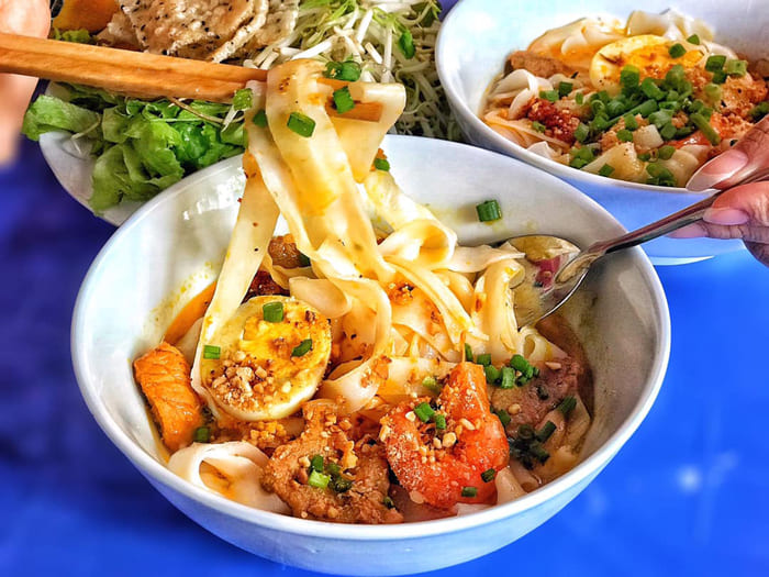 Tour du lịch Đà Nẵng - Mì Quảng - Món ăn độc đáo khiến du khách không thể rời mắt