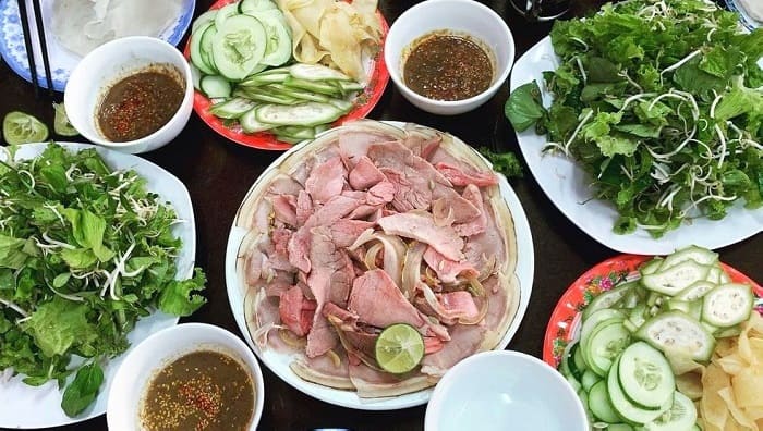 Tour du lịch Đà Nẵng - Bê thui Cầu Mống kết hợp với mắm cá cơm tạo nên món ăn đặc sản độc đáo