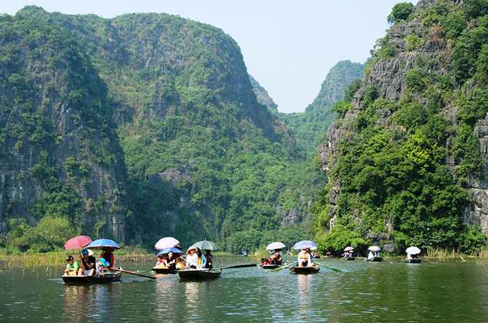 Tour du lịch Ninh Bình - Du khách đi thuyền ngắm cảnh tại Tam Cốc - Bích Động