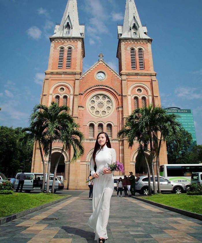 tour du lịch thành phố Hồ Chí Minh ghé nhà thờ Đức Bà nỏi tiếng