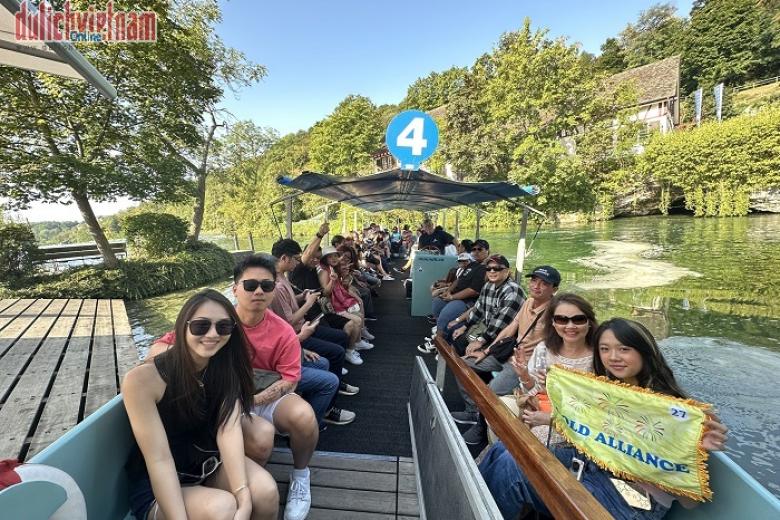 Khách chụp ảnh lưu niệm