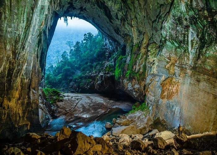 Một cửa hang động hùng vĩ choáng ngợp