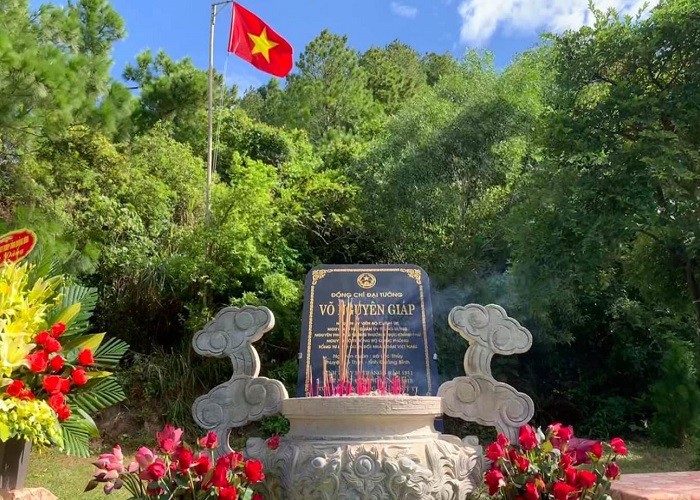 Viếng mộ đại tướng Võ Nguyên Giáp
