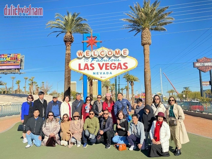 Du khách trải nghiệm tour Đông Tây Mỹ