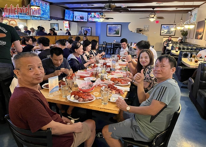 Du khách thưởng thức bữa ăn tôm Hùm Mỹ
