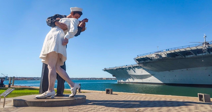 Chụp hình với bức tượng chàng lính Hải quân và cô y tá nổi tiếng