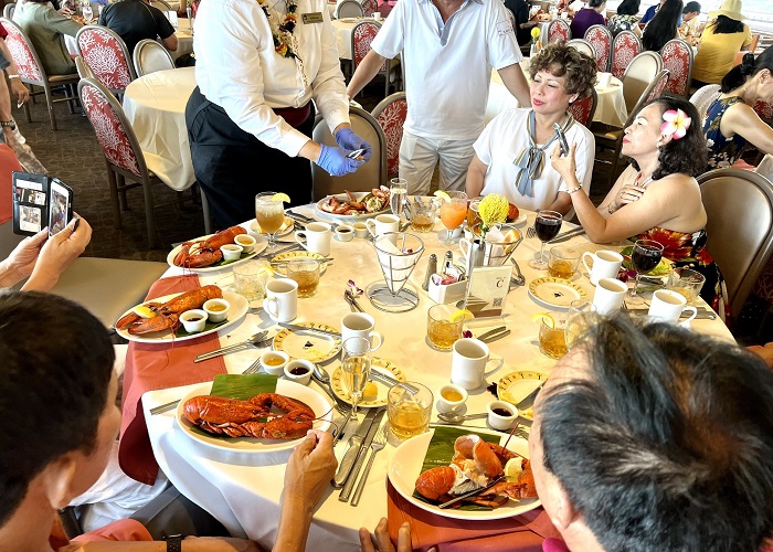Đoàn du khách Du lịch Việt Nam thưởng thức tôm hùm Mỹ