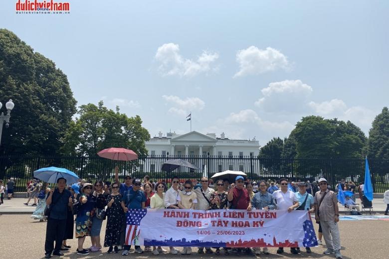 Khách chụp ảnh lưu niệm