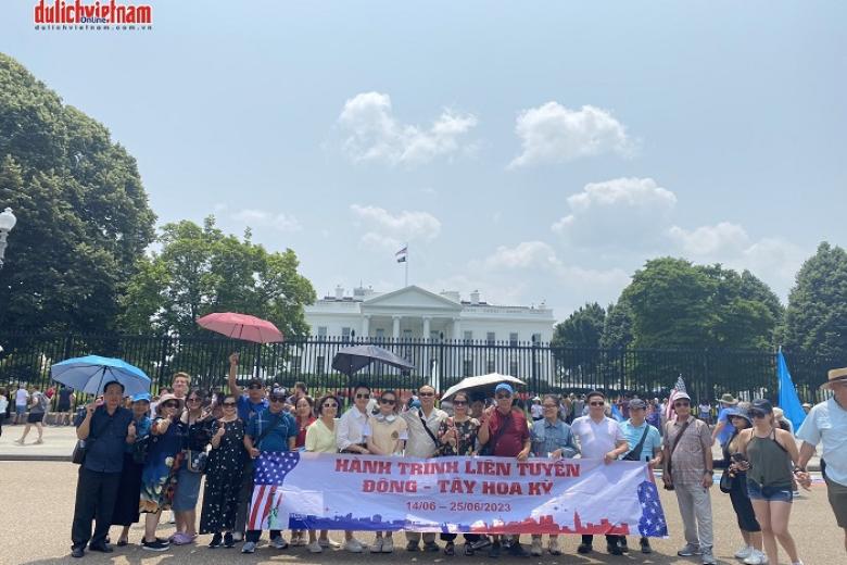 Khách chụp ảnh lưu niệm