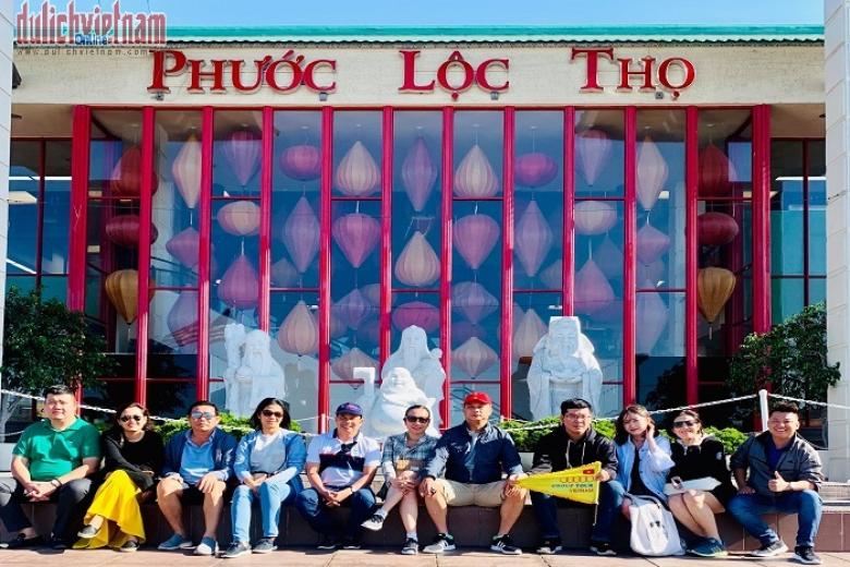 Khách chụp ảnh lưu niệm