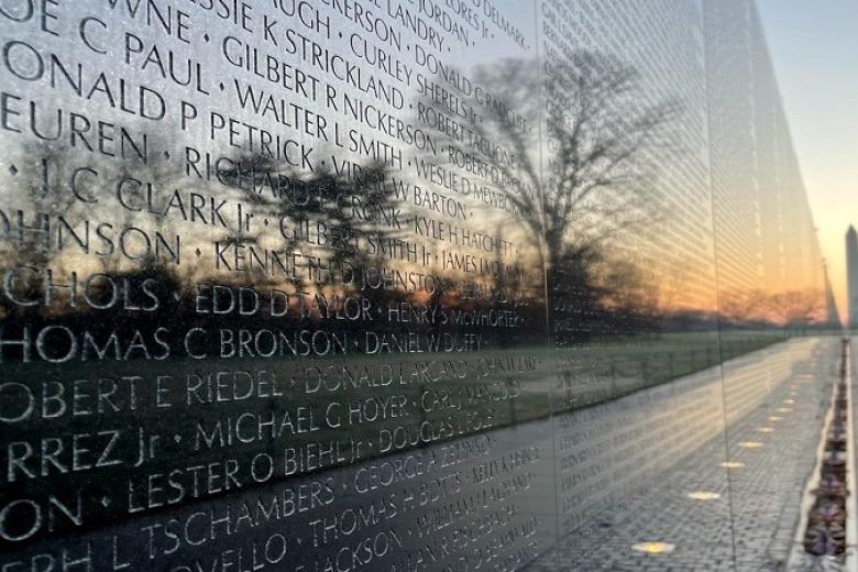 Black wall - Bức tường đen