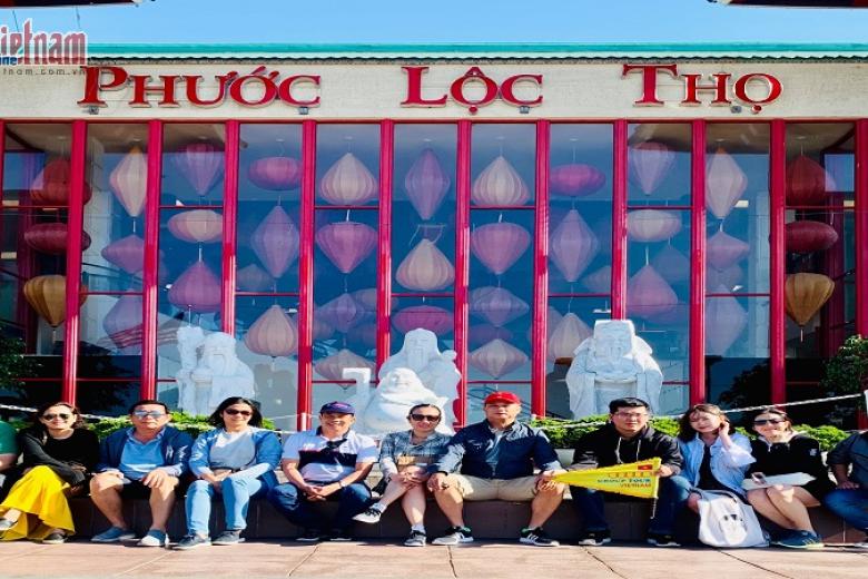Khách chụp ảnh lưu niệm