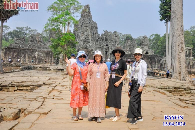 Khách chụp ảnh lưu niệm