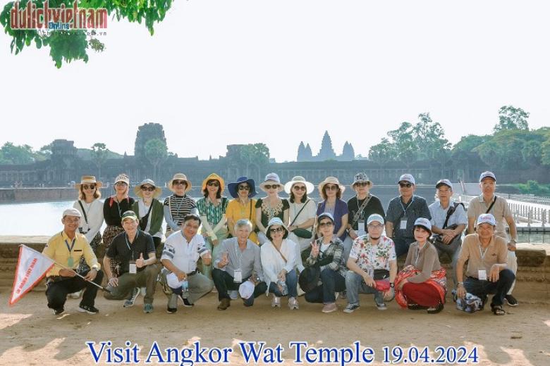 Khách chụp ảnh lưu niệm