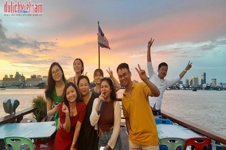Khách chụp ảnh lưu niệm