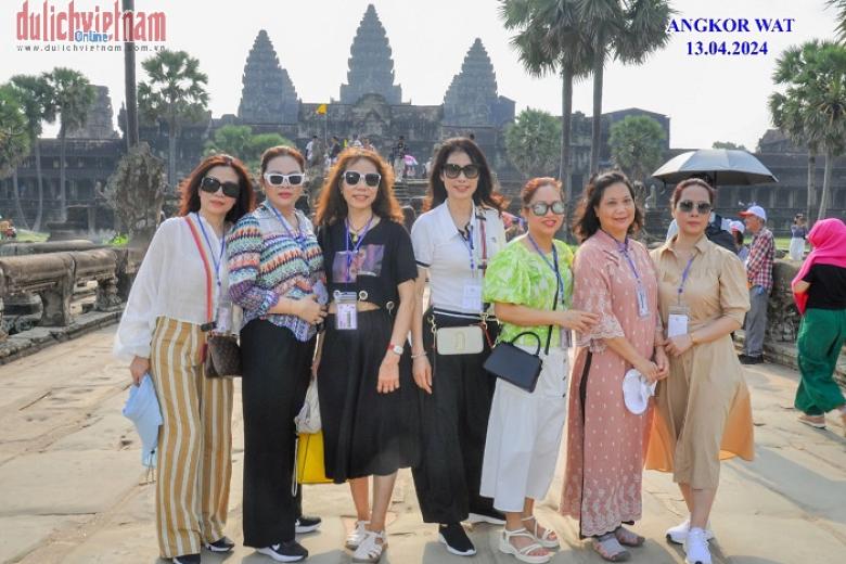 Khách chụp ảnh lưu niệm