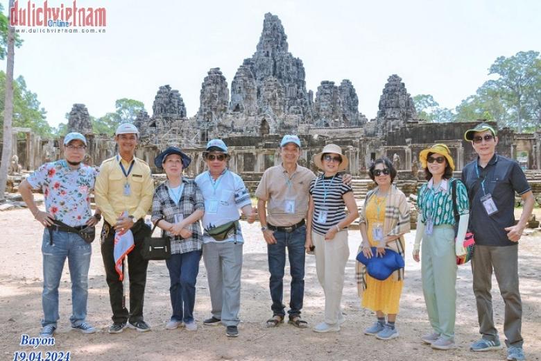 Khách chụp ảnh lưu niệm