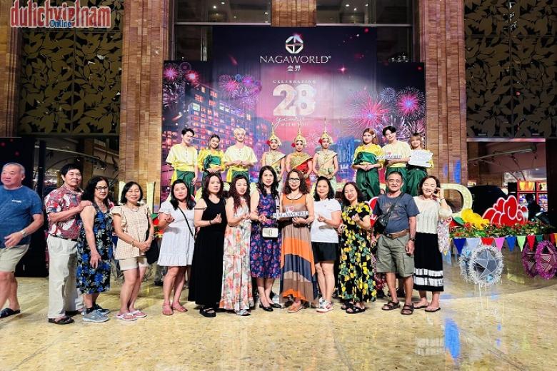 Khách chụp ảnh lưu niệm