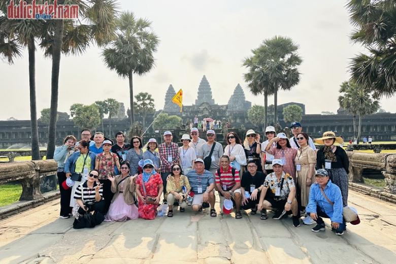 Khách chụp ảnh lưu niệm