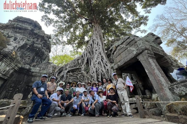 Khách chụp ảnh lưu niệm