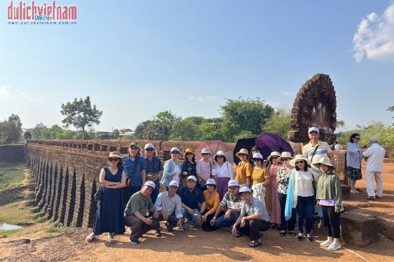 Khách chụp ảnh lưu niệm