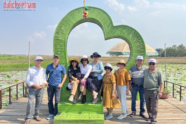 Khách chụp ảnh lưu niệm