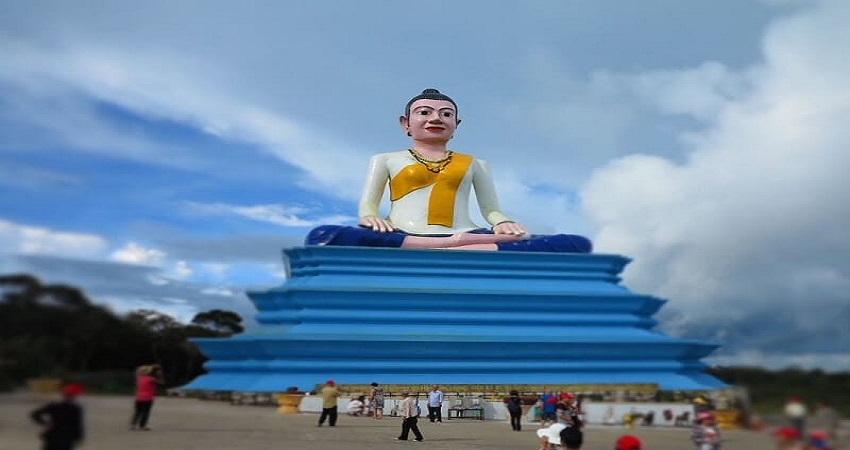 tham quan tượng đài nữ thánh Ya Mao