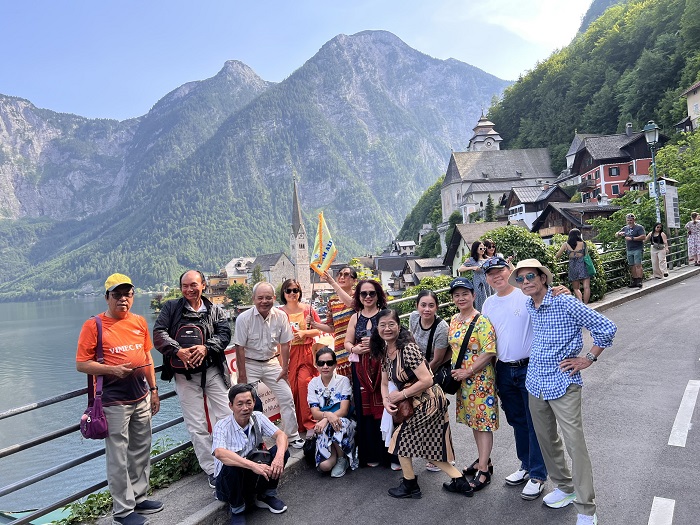 Du khách trải nghiệm tour Đông Âu