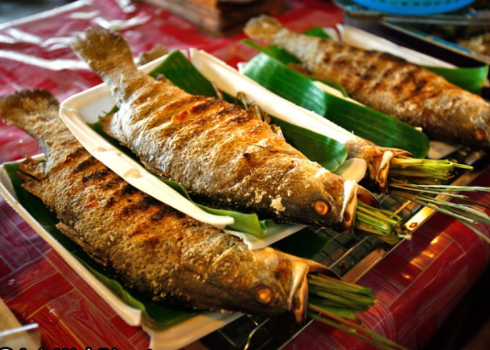 Cá suối nướng giòn rụm có thể ăn cả xương cá.
