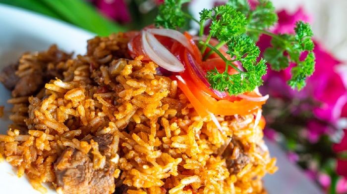 Cơm chiên Pilau được chế biến gần giống với cơm thập cẩm