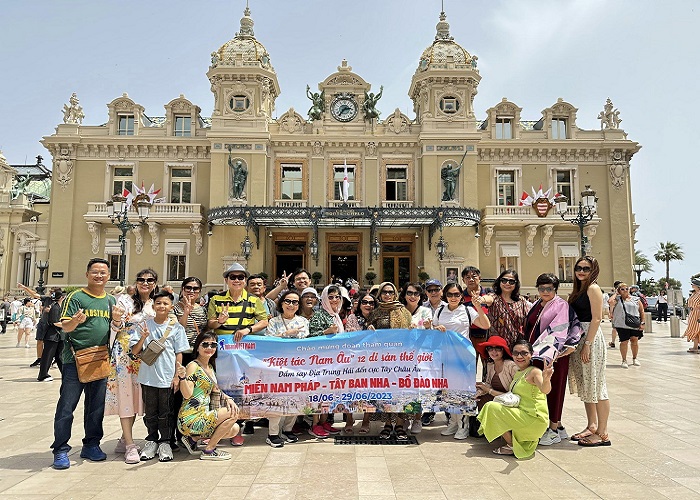 Du khách trải nghiệm tour Tây Ban Nha - Bồ Đào Nha