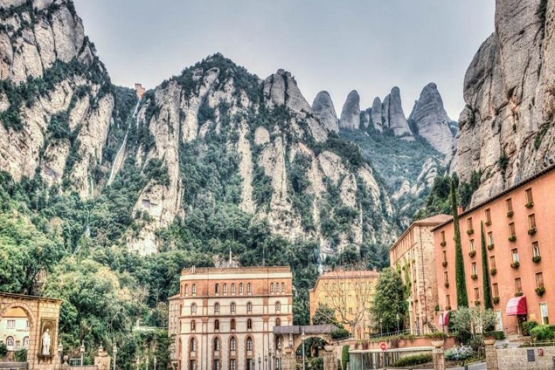 Núi răng cưa Montserrat