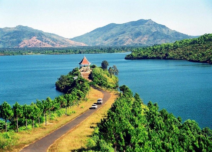 Con đường thơ mộng dẫn ra toà vọng cảnh Hồ T’Nung