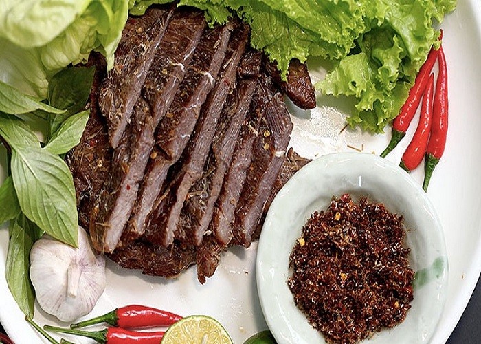 Món muối kiến vàng thường ăn kèm với thịt bò một nắng 