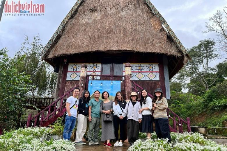 Khách chụp ảnh lưu niệm