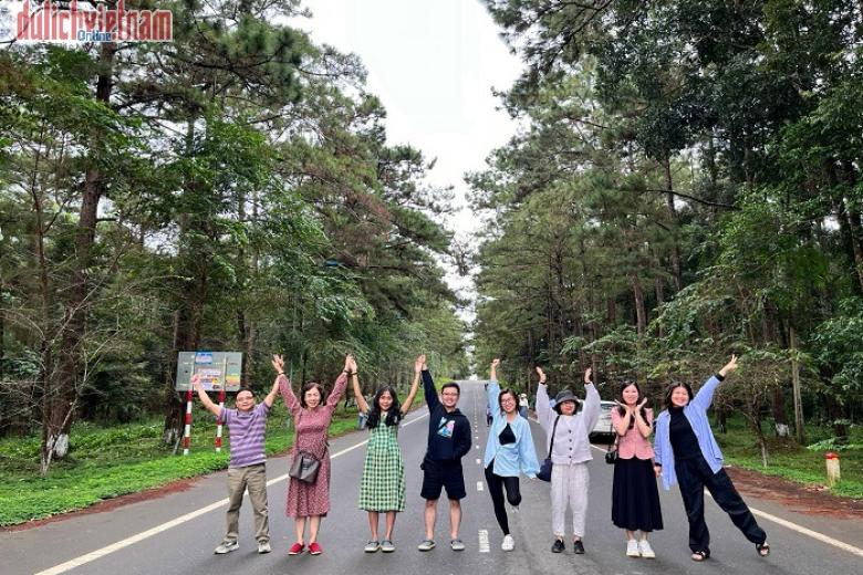 Khách chụp ảnh lưu niệm