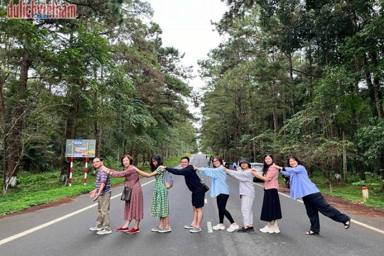 Khách chụp ảnh lưu niệm