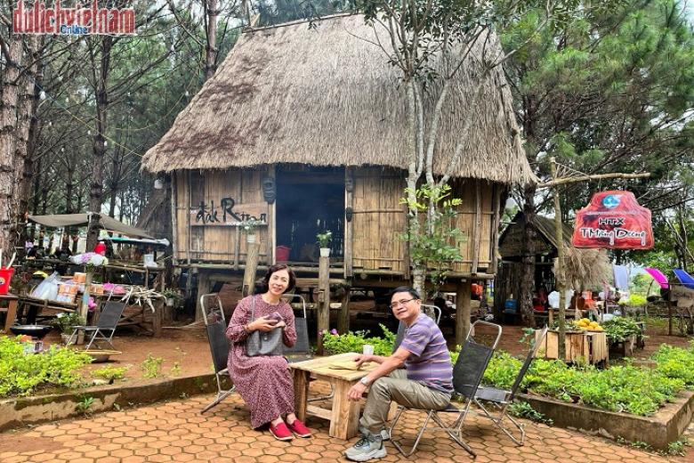 Khách chụp ảnh lưu niệm