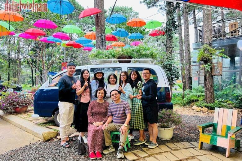 Khách chụp ảnh lưu niệm