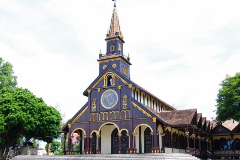 Nhà thờ gỗ ở Kon Tum