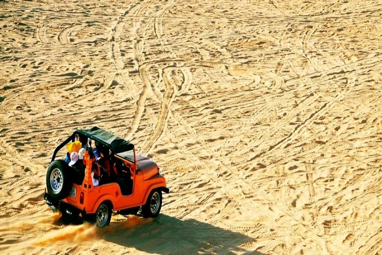 Xe Jeep khám phá Bàu Trắng