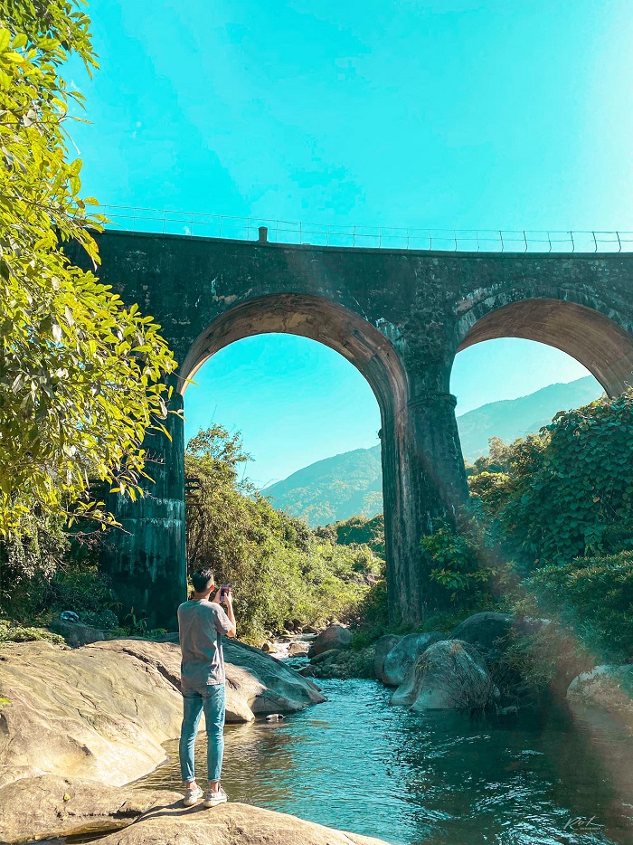 Khám phá vẻ đẹp của cầu Vòm Đồn Cả là một trong những trải nghiệm mà chàng trai Rọt yêu thích.