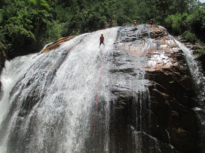 Trò chơi trượt thác mạo hiểm ở thác Datanla, Lâm Đồng.