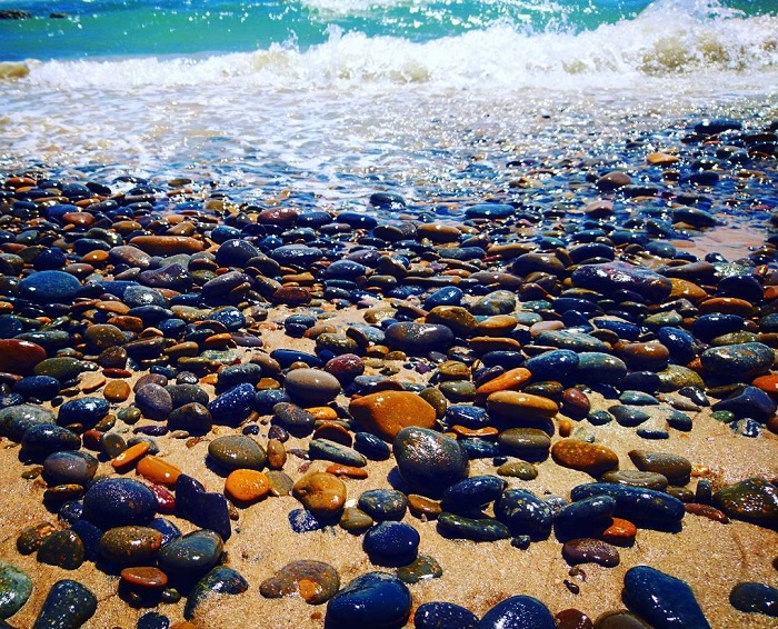 Bãi biển đá bảy màu, điều kì diệu từ thiên nhiên 