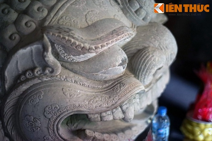 Những đường nét mềm mại trên bức tượng mang phong cách điêu khắc điển hình của thời Lý