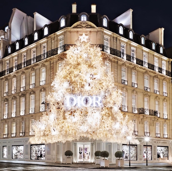 Trang trí Giáng sinh của Dior, Catier: Quà tặng đặc biệt dành cho giới mê đồ sang chảnh và xa xỉ trong mùa Giáng Sinh! Những bức ảnh về trang trí Giáng sinh của Dior, Catier sẽ đưa bạn đến một thế giới xa hoa và xa xỉ, nơi mà mỗi chi tiết đều được chăm chút tỉ mỉ và đầy tráng lệ.