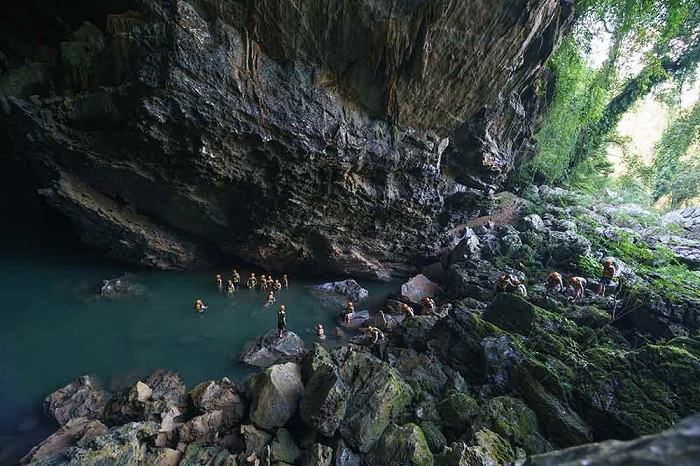 Hành trình trekking hang Trạ Ang trải qua nhiều khó khăn và gian khổ. 